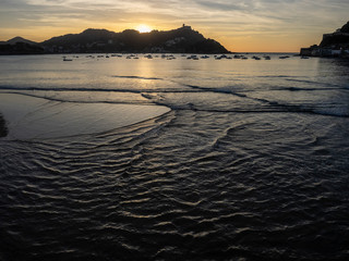 Vista de la playa de la Concha en San Sebastian al atardecer