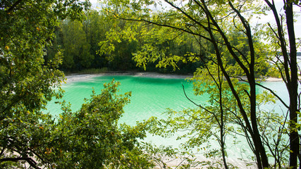 Jezioro zabarwione na zielono
