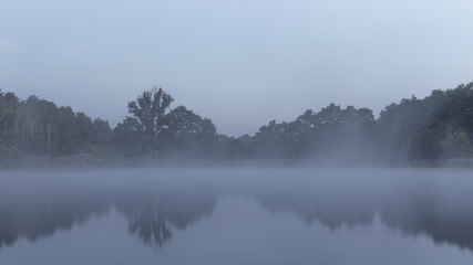 Obraz na płótnie Canvas Zamglone jezioro