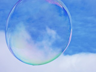 Grosse Seifenblase vor Himmel