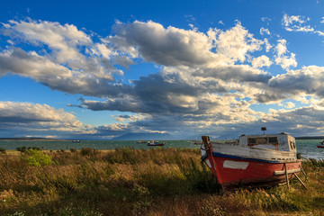 Barca de madera en Puerto Natales