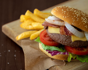 Hamburguesa con papas fritas con cebolla, tomate y tocino