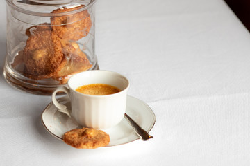 café con galletas de almendra