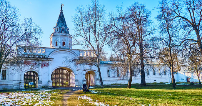 Gates Manor Izmaylovo blue sky