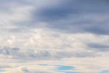 Obraz premium White and gray clouds cover the sky tightly_