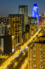 Paisaje urbano de la ciudad de Barcelona de noche  desde un lugar elevado.