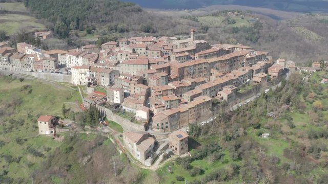 Veduta aerea del paese di Chiusdino in maremma (Toscana)