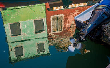 Fototapeta na wymiar Burano, isla famosa por sus encajes y casas de colores en la laguna de Venecia, norte de Italia.