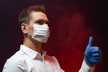 The doctor shows that it is necessary to use a respiratory mask in an epidemic