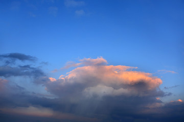 Błękitne niebo po zachodzie słońca niebo z kolorową deszczową chmurą.  © Stanisław Błachowicz