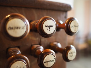 Orgel - Registerzüge einer Pfeifenorgel, Orgelregister eines historischen Instruments