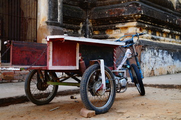 Fototapeta na wymiar bicycle parked in front of old house