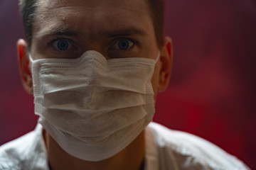 The doctor shows that it is necessary to use a respiratory mask in an epidemic