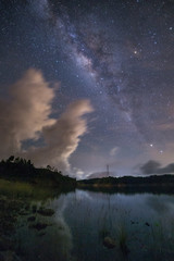 La v&iacute;a l&aacute;ctea con monta&ntilde;as, nevados, &aacute;rboles y m&aacute;s
