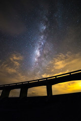 La v&iacute;a l&aacute;ctea con monta&ntilde;as, nevados, &aacute;rboles y m&aacute;s