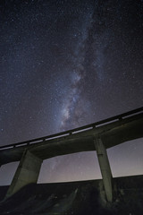 La v&iacute;a l&aacute;ctea con monta&ntilde;as, nevados, &aacute;rboles y m&aacute;s