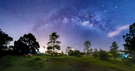 La v&iacute;a l&aacute;ctea con monta&ntilde;as, nevados, &aacute;rboles y m&aacute;s