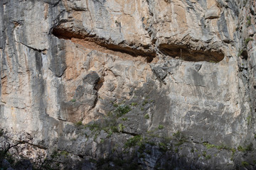 minas, cavernas, cuevas, en las montañas o cerros, en este caso en el cerro de las mitras.