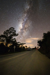 La v&iacute;a l&aacute;ctea con monta&ntilde;as, nevados, &aacute;rboles y m&aacute;s