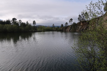 laguna en antigua mina