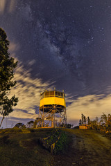 La v&iacute;a l&aacute;ctea con monta&ntilde;as, nevados, &aacute;rboles y m&aacute;s