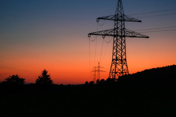 Strommasten im Sonnenuntergang