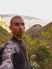 joven practicando senderismo en montaña
