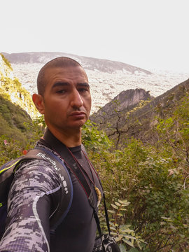joven practicando senderismo en monta&ntilde;a