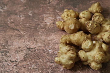 大理石模様背景の菊芋