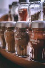 Zestaw przypraw w słoikach