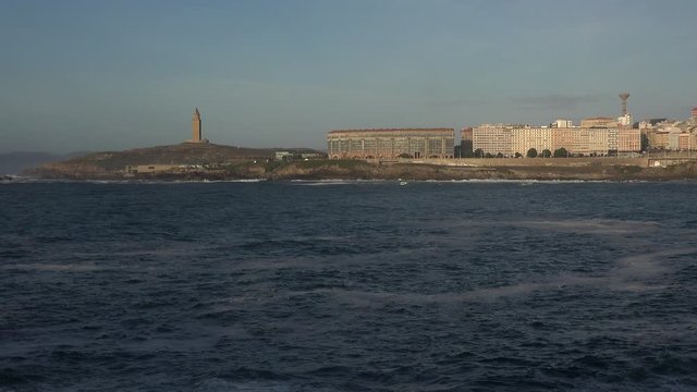 Ciudad de A Coru&ntilde;a con el mar y la Torre de H&eacute;rcules a primeras horas de la ma&ntilde;ana