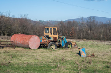 Obraz premium Old vintage bulldozer on countryside meadow in sunny day