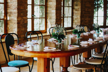 serving wooden table with cheesecakes and flowers brown color