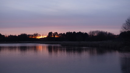 Fototapeta na wymiar zachód słońca nad jeziorem (2020-03-15)