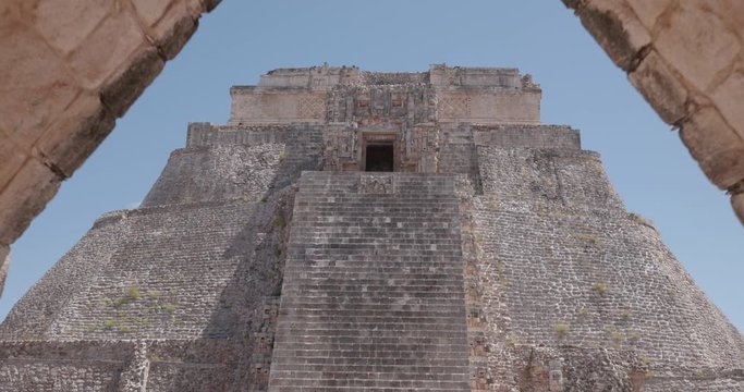 Piramide con puerta en uxmal
