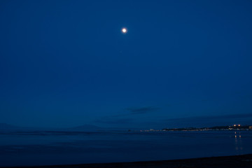 夕暮れの海と満月