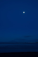 Fototapeta na wymiar 夕暮れの海と満月