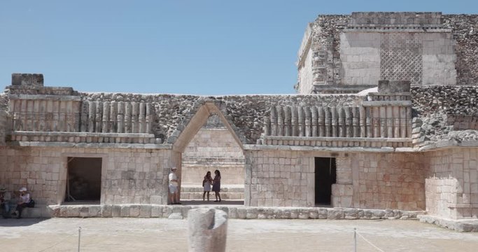 traveling en ciudad de uxmal mostrando columnas y una puerta