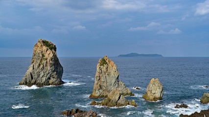Fototapeta na wymiar 奇岩とコバルトブルーの青海島の海のコラボ情景＠山口