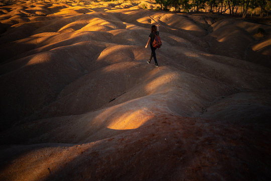 Mujer excursionista camiando en las peque&ntilde;as dunas de desierto