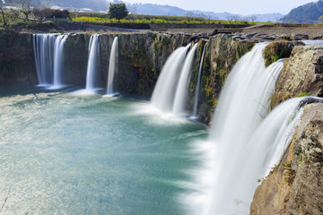 Fototapeta premium 原尻の滝 大分県豊後大野市 Harajiri waterfall Ooita Bungoo-no city