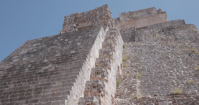 traveling de piramide pasando por una puerta en uxmal