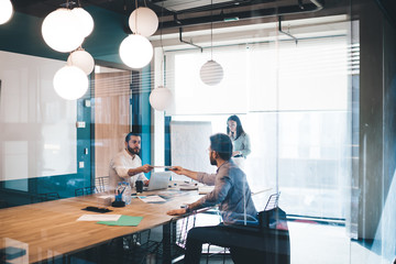 Obraz premium Pracownik biurowy komunikujący się i pracujący razem w sali konferencyjnej