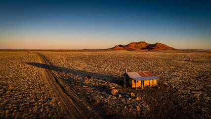 This remote hut 160km west of Winton was built as a set for the Australian movie Goldstone. - obrazy, fototapety, plakaty