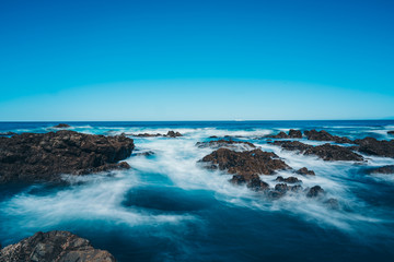 Obraz premium Long Exposure Of Sea Wave with rock