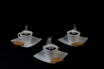 juego de tazas de café y galletas dulces 