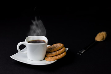 juego de tazas de café y galletas dulces 