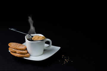juego de tazas de café y galletas dulces 