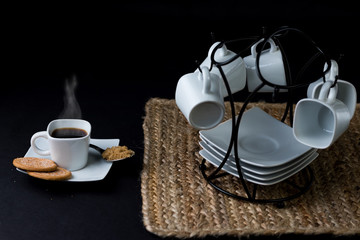 juego de tazas de café y galletas dulces 