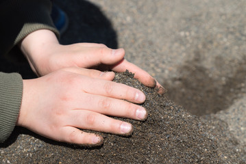 砂遊びをする手